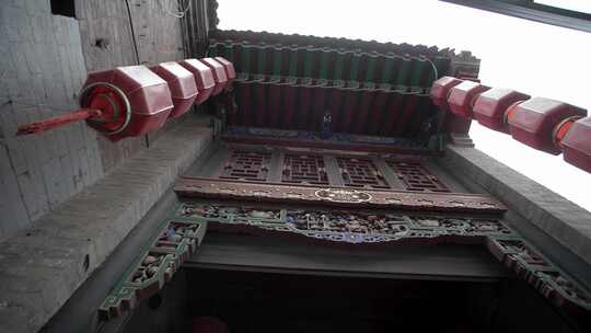 平遥古城沧桑岁月的客栈大门