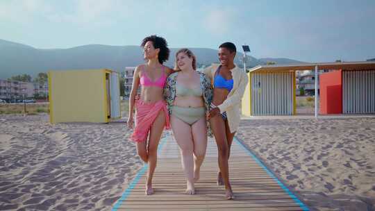 走在沙滩上的三个女孩