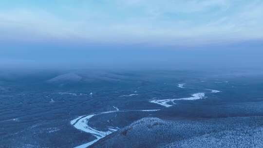 冻雾迷漫晨光中的林海雪原