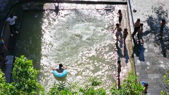 城市，人文宣传，小孩子游泳洗澡