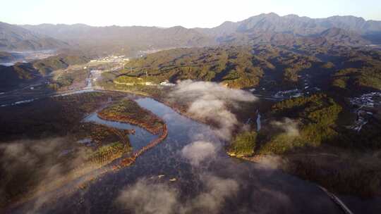 山间河流云雾环绕航拍风光