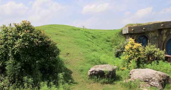 蓝天白云霍比特人小屋童话世界美丽乡村田园