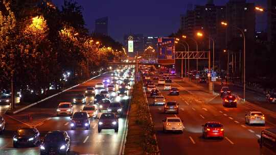 中国北京市东三环夜晚车流交通景观
