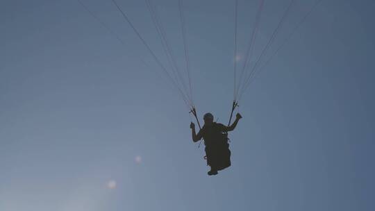 滑翔伞运动员在空中自由翱翔