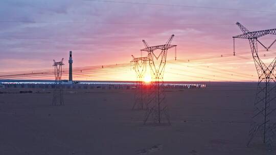 戈壁高压电线塔与日落