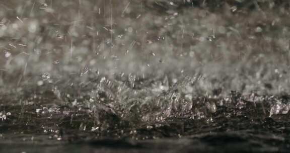 雨中雨滴飞溅的特写景象