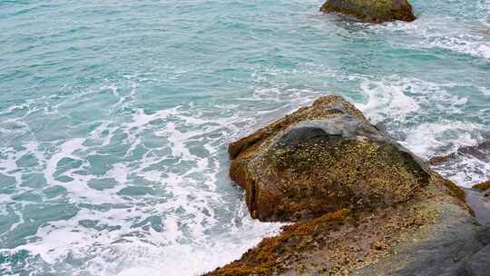 海南早晨海岛日出大海海浪拍打礁石