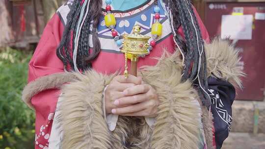 4K藏族女子传统披肩服饰展现文化魅力