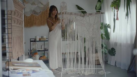编织绳子的女人视频素材模板下载