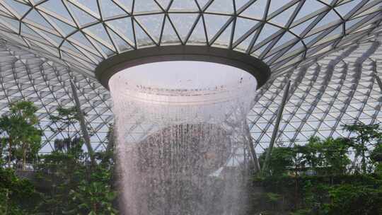 新加坡机场星耀樟宜室内喷泉