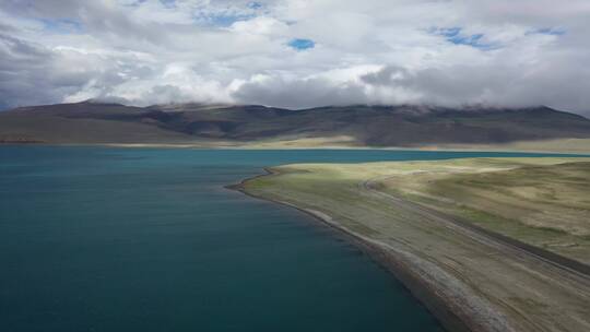 西藏山南拿日雍错G219公路自然风光航拍视频素材模板下载