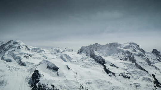 瑞士马特洪峰阿尔卑斯山雪峰滑雪