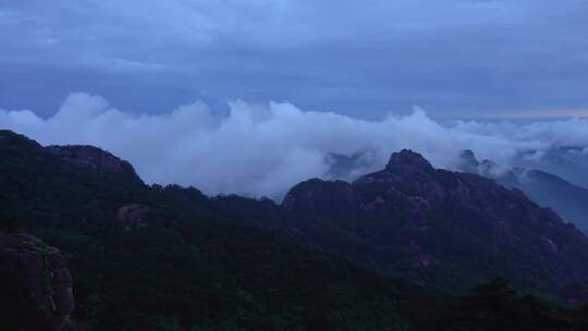 安徽黄山风景区云雾悬崖峭壁黄山松升格