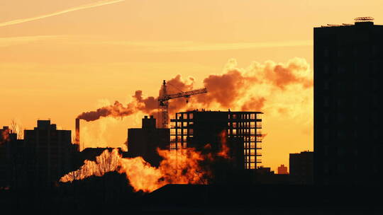 工厂排放的烟雾剪影