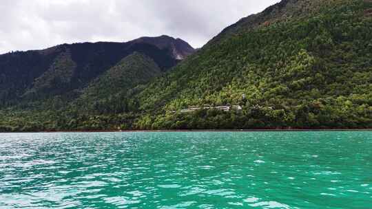 碧水森林湖泊流水