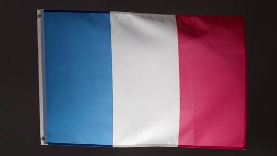 工作室拍摄的法国国旗在黑色背景下落下
