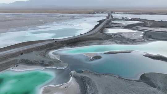 青海海西大柴旦翡翠湖碧水小路航拍视频