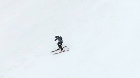 航拍滑雪者滑雪