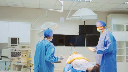 在手术室进行外科手术的专业医生。视频素材模板下载