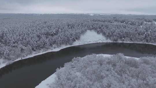 在多雪的冬天，内里斯河湾。空中弧线向右抬起拍摄