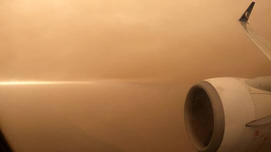民航客机遭遇沙尘暴