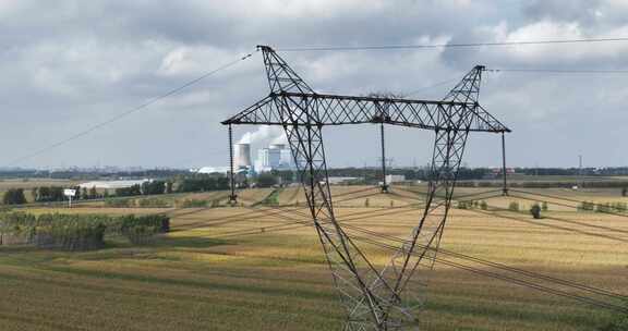 农田里的高压电线电力塔