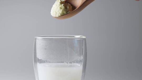 玻璃杯升格冲泡成人婴幼儿营养绿色牛奶粉
