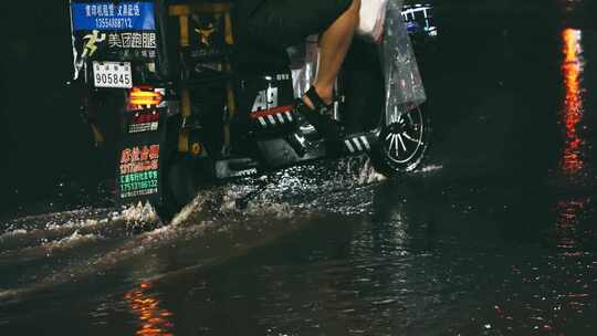 升格城市暴雨内涝下班高峰