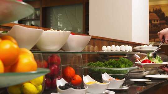 酒店自助餐的沙拉水果美食视频素材模板下载