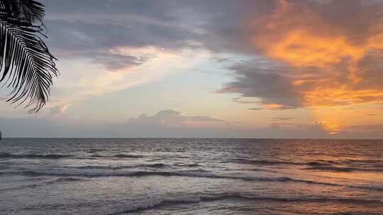 海上日出波光粼粼风景