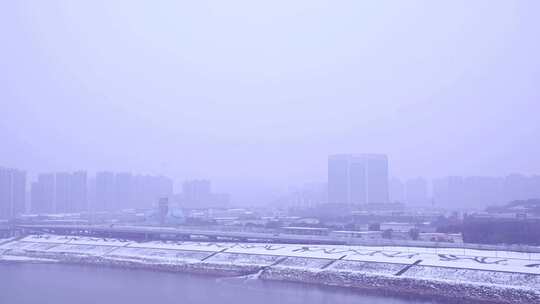 相机摄雪天中的伍家岗长江锚港