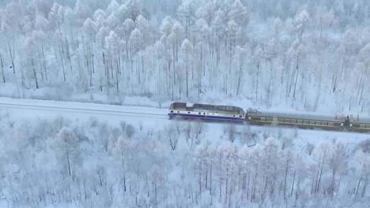 航拍穿越林海雪原雾凇林的绿皮火车2