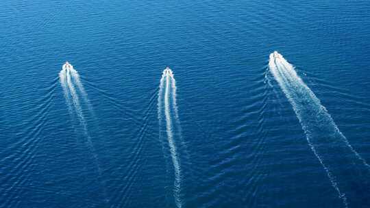 三艘快艇在深蓝色海浪中的鸟瞰图