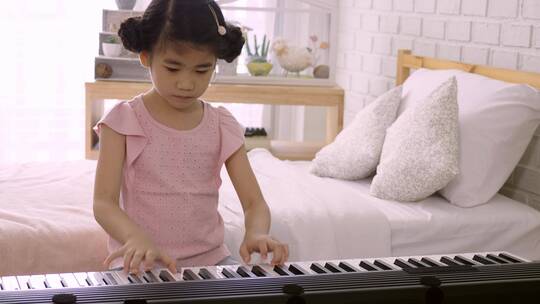 女孩弹钢琴视频素材模板下载