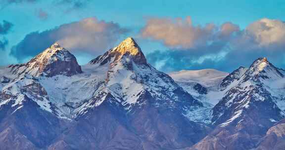 巍峨壮丽的雪山