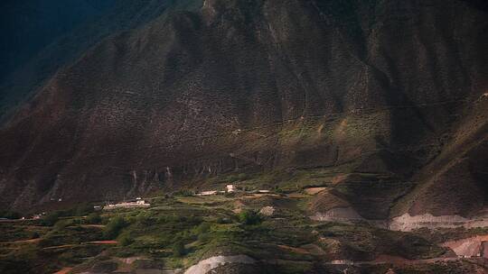 青藏高原光影下的大山美景
