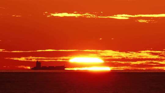 海上日落海面夕阳落日货轮航行晚霞夕阳红