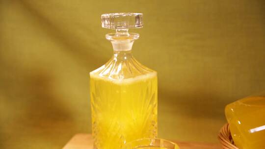 透明玻璃瓶装黄色果汁 (8)视频素材模板下载