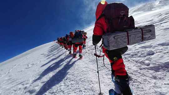 风雪中攀登冰川之父慕士塔格峰雪山的登山队