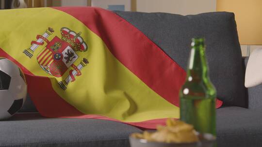 沙发上的西班牙国旗和足球特写