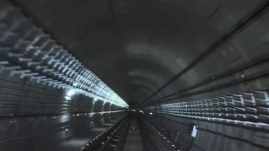 武汉地铁5号线无人驾驶地铁穿梭在隧道内部