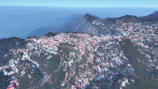 航拍冬天江西旅游庐山牯岭镇雪景全景