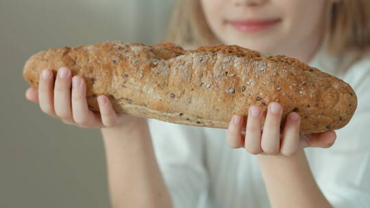 女孩闻着面包看着镜头