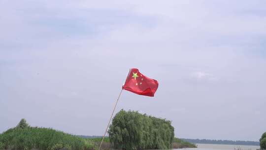 湖面微风吹动红旗随风飘扬