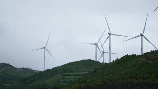 山顶上的风力发电风车