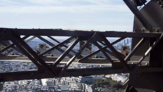 从埃菲尔铁塔电梯欣赏巴黎市景