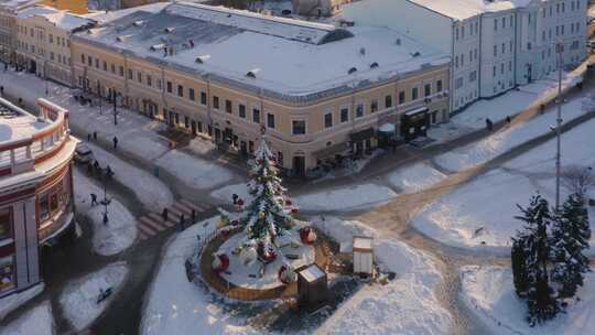 雪域城市广场上的空中俯视图旋转木马
