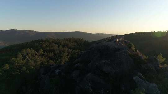 高地山脊上的日落天空