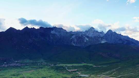 丽江古城玉龙雪山航拍4k视频视频素材模板下载