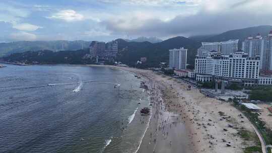 海浪拍打沙滩沙滩游泳游客航拍